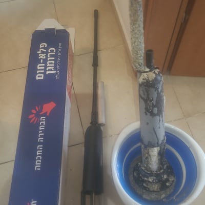 חלקי דוד שמש וכלים על הרצפה