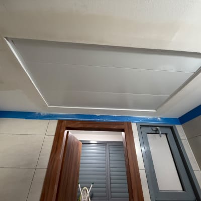 הנמכת תקרת גבס עם תקרה פריקה בחדר רטוב