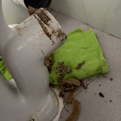 צינור שבור עם לכלוך על רצפה