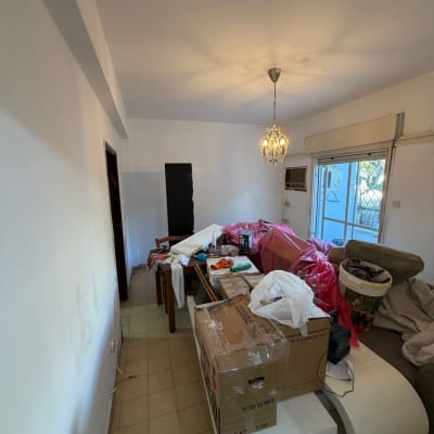 חדר עם קופסאות וציוד על שולחן