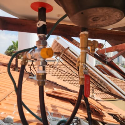 צינורות ומחברים על גג עם ברזים