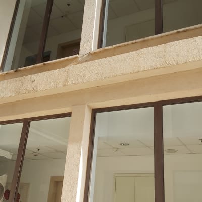 חלונות זכוכית נקיים בבניין משרדים