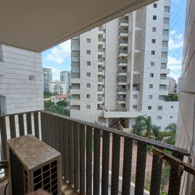 רשת מתוחה על מרפסת למניעת כניסת יונים