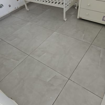 רצפת אריחים אפורה בחדר ילדים