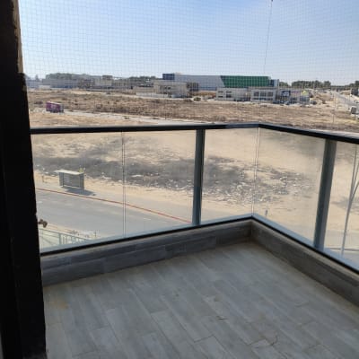 רשת יונים מותקנת במרפסת עם נוף חיצוני