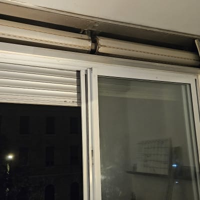 תריסים וחלון זכוכית בחדר פנימי