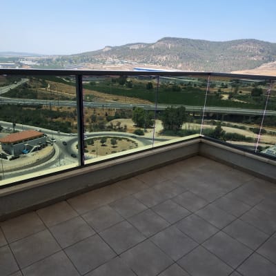 מרפסת עם רצפת אריחים ונוף להרים