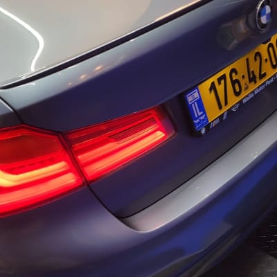 חלק אחורי של רכב עם פנסי בלם דולקים