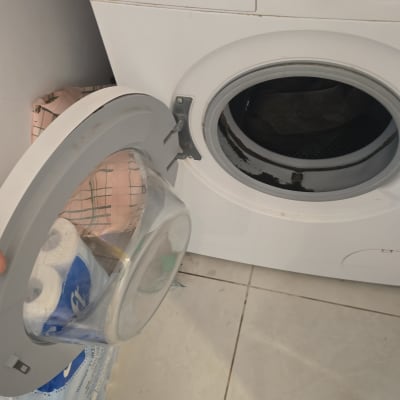מכונת כביסה פתוחה עם דלת פתוחה