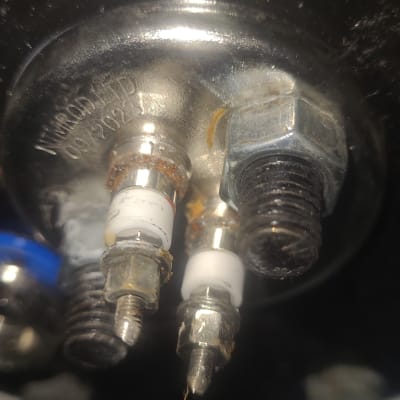 חיבורים חשמליים על דוד שמש עם חלודה