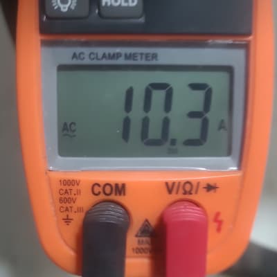מד זרם מציג 10.3 אמפר