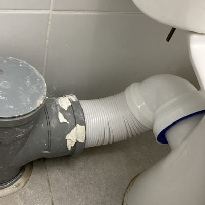 צינור חיבור לשירותים עם תיקון טיח