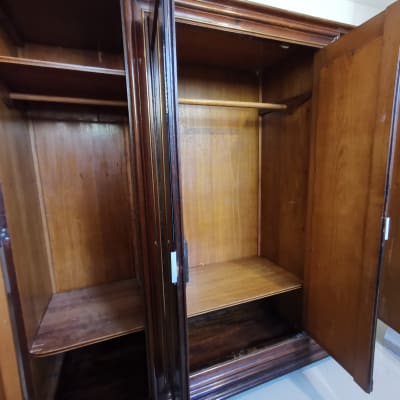 ארון עץ פתוח עם מדפים ומוט תלייה