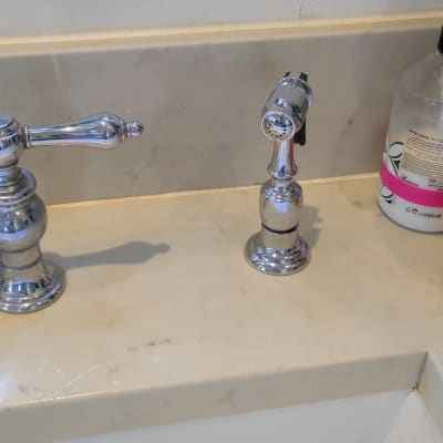 ברז נירוסטה וכיור במטבח