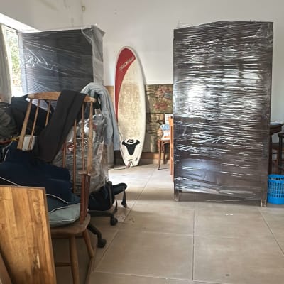 רהיטים עטופים בניילון בחדר, לוח גלישה ברקע