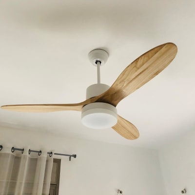 מאוורר תקרה עם כנפיים מעץ ותאורה מרכזית