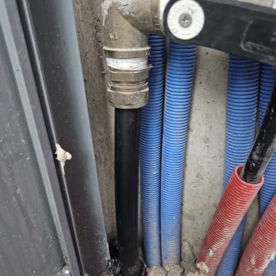 צינורות מים וצנרת צבעונית בקיר בטון