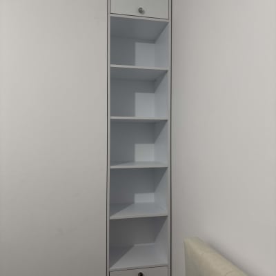 מדף לבן עם מגירות בחדר שינה