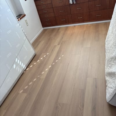 רצפת פרקט בחדר עם ארון בגדים