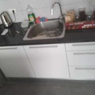 כיור מטבח עם כלים וסבון כלים על השיש