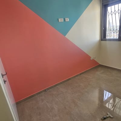 קיר צבוע בצבעים כחול, אדום ולבן