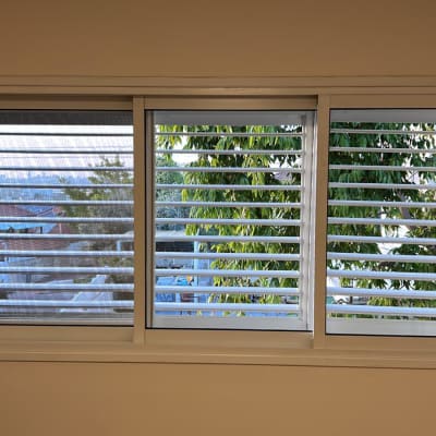 חלון עם תריסים לבנים נקיים