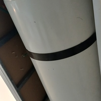 דוד שמש מותקן בארון עם צינורות מחוברים