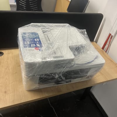 מדפסת עטופה בניילון על שולחן במשרד