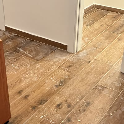 רצפה מלוכלכת עם סימני לכלוך וכתמים