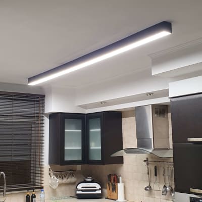 תאורת לד ארוכה מותקנת בתקרה במטבח מודרני