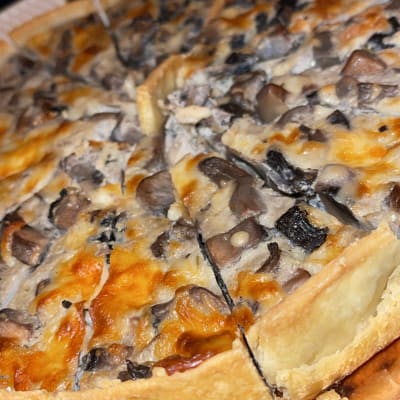 קיש פטריות עם גבינה על מגש זהב