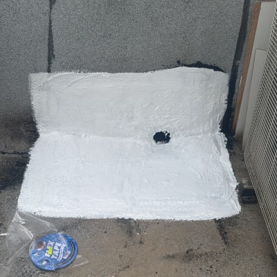 אזור אטום עם חומר לבן וכלי עבודה על הרצפה