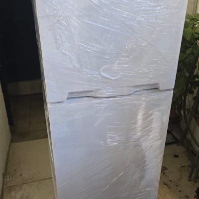 מקרר לבן עטוף בניילון נצמד מוכן להובלה
