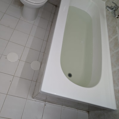 אמבטיה עם מים, אריחי קרמיקה לבנים