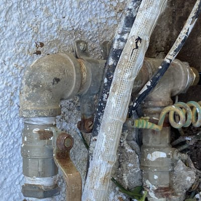 צינורות מתכת עם ברזים וחיבורים חלודים