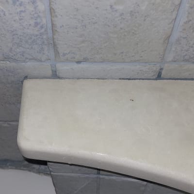 אריחים עם סימני רטיבות ותקרה עם סדק קטן