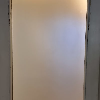 דלת עם זכוכית חלבית במסגרת עץ לבנה