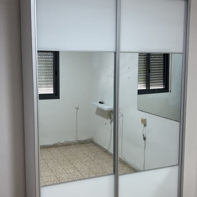 ארון הזזה עם דלתות מראה בחדר ריק
