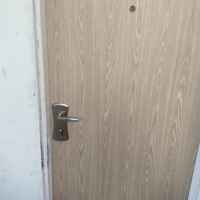 דלת עם ידית מתכת ועינית