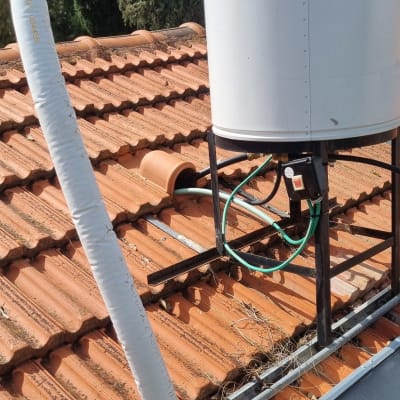 דוד שמש על גג רעפים עם צינור מבודד