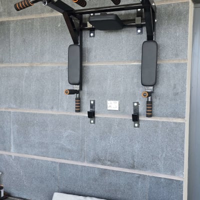 מתקן מתח לקיר מותקן על קיר חיצוני