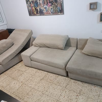 ספות בהירות בחדר, ללא אנשים או טקסט.