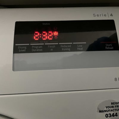 תצוגת מכונת כביסה עם זמן נותר ותוכניות ייבוש