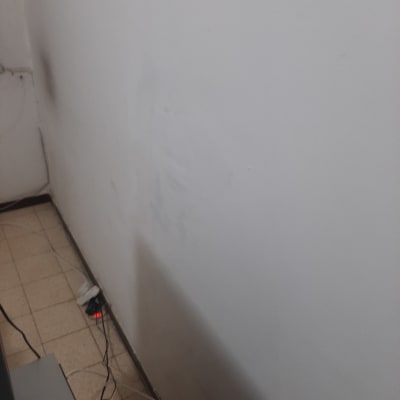 קיר עם סימני רטיבות ותיקון טיח