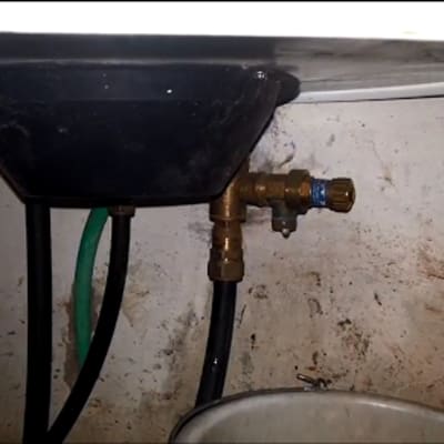 צינורות מתחת לכיור עם חיבורי ברזים