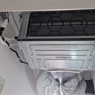 יחידת מיזוג אוויר מותקנת בתקרה עם צינורות חיבורים