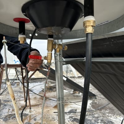 חלק תחתון של דוד שמש עם צינורות וחיבורים