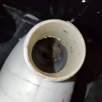 צינור פלסטיק לבן עם לכלוך פנימי