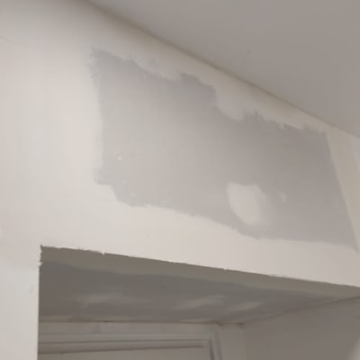 תיקון קיר עם טיח חדש מעל דלת