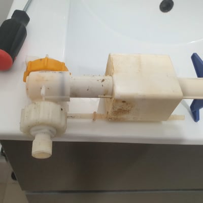 כלי עבודה וחלקי אינסטלציה על כיור